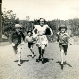 Donny, Dorothy and Alan Dunstan, Wallace House, Noosaville, ca 1930s