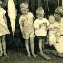 Dorothy, Alan, Richard, Donny and Jean Dunstan (l-r), Wallace House, Noosaville, Christmas 1931
