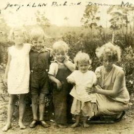 Dorothy, Alan, Richard, Donny and Jean Dunstan (l-r), Noosaville, Christmas 1932