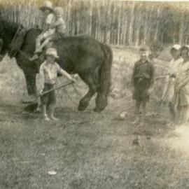 Donny Dunstan and Olive Patterson (on horse), Alan Dunstan, W. Fielding, Connie Moller and Dorothy Dunstan (l-r), Noosaville, October 1935