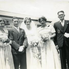 George and Joan Pearce (Ctr) and wedding party, Wedding Day, ca1950s