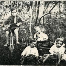 William, James, Viv and Eunice Hooper, ca 1917