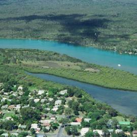 Aerial view, Noosa River, Tewantin, 9 March 2005