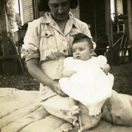 Esther Gwyder and Patricia Gwyder Wood (baby), 17 Pine Street, Pomona, 1940s