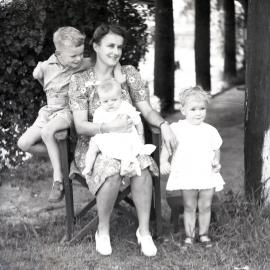 Family portrait, Mrs R Walker and children