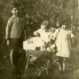 Olive Donaldson (centre)with Ronnie  and Dawn Mugfurd, 1930 