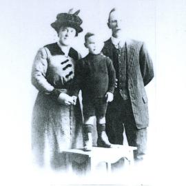 Mr & Mrs Billy Jensen with their son, ca 1910s