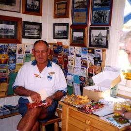 George Pearce and Esme Tait (l-r), Parkyn Hut, Tewantin, 2002
