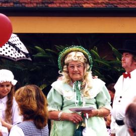 Esme Tait (c),  Heritage Day celebrations, Tewantin, 22 August 1998