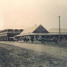 Donovan's Royal Mail Hotel and service cars, Tewantin, 1920s