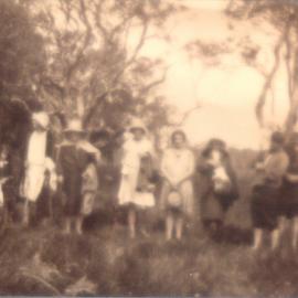 Daytrippers, Crang and Bunney families, Teewah Beach, Noosa North Shore, 4 May 1930