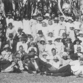 Picnickers, Kin Kin, Wahpunga and Moran Group school groups, Elanda Point, Como, ca 1924