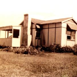 Dwelling, Cecil Potts' home, Lake Cootharaba, Mill Point, Como, 1950s