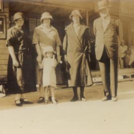 Informal portrait, train passengers, Pomona Railway Station, Pomona, 1920s
