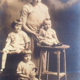 Family portrait, Mrs Emily Sanderson with her children Marjorie, Robert and Anne, ca 1928