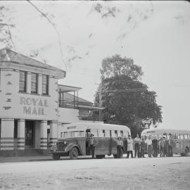 Buses leaving Royal Mail Hotel for Cooroy Railway Station, Tewantin, 1947