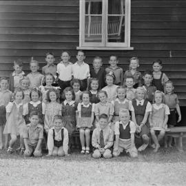 Class photo, Grades 1 - P4, Pomona Rural School, Pomona, 1947