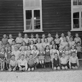 Class photo, Grades 2 - 3, Pomona Rural School, Pomona, 1947