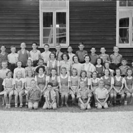 Class photo, Grades 4 - 5, Pomona Rural School, Pomona, 1947