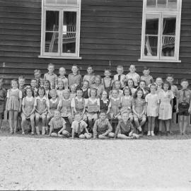 Class photo, Grade Prep 1 - P4A, Pomona Rural School, Pomona, 1948
