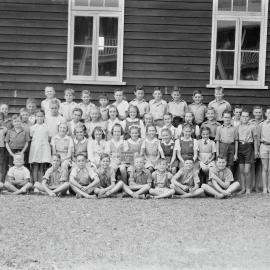 Class photo, Grades 2 - 4, Pomona Rural School, Pomona, 1948