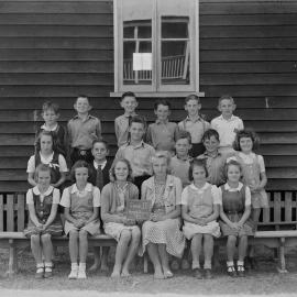 Class photo, Grade 2, Pomona Rural School, Pomona, 1949