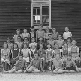 Class photo, Grade 4, Pomona Rural School, Pomona, 1949