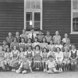 Class photo, Grades 5 & 6, Pomona State School, Pomona, 1949