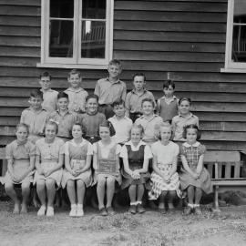 Class photo, Grade 5, Pomona Rural School, Pomona, 1950