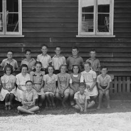 Class photo, Grade 4, Pomona Rural School, Pomona, 1950