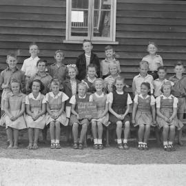 Class photo, Grade 3, Pomona Rural School, Pomona, 1951