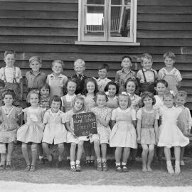 Class photo, Grade Prep 2, Pomona Rural School, Pomona, 1951