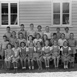 Class photo, Grade 5, Pomona Rural School, Pomona, 1952
