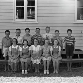 Class photo, Grade 6, Pomona Rural School, Pomona, 1952