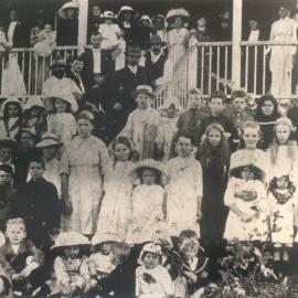 Students, parents and teachers, Cooran State School, Cooran, 1913