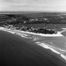 Aerial view, Noosa Main Beach, Noosa Heads, 1970 
