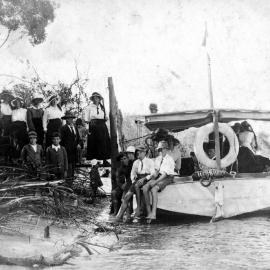 Daytrippers boarding a river launch, Noosa River, 1920 