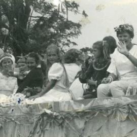 Lorelie Leggett (left), Tracey Ferris (3rd left) and fellow Kin Kin Festival Queen Entrants, Grand Parade, Kin Kin