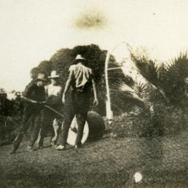 Charlie Freeman (centre) and helpers, 'Noosa Vale', ca 1928