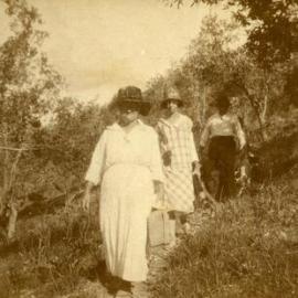 Daytrippers, Lena Counter (centre)