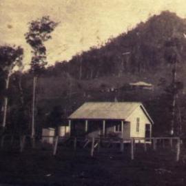 Pinbarren School with Sainsbury house in the background