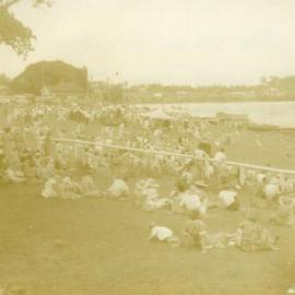 Crowds, Aquatic Carnival, Tewantin, 2 January 1950