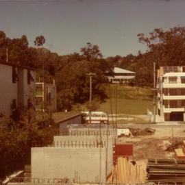 Construction and accommodation, Hastings Street, Noosa Heads, 21 March 1981