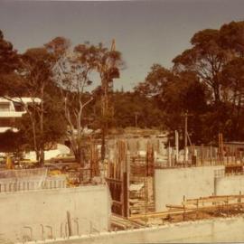 Construction and accommodation, Hastings Street, Noosa Heads, 21 March 1981