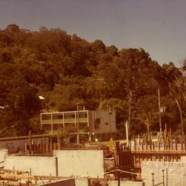 Construction and accommodation, Hastings Street, Noosa Heads, 21 March 1982