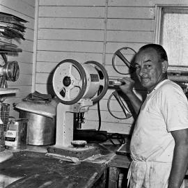 Cutting pies, Bob McMillan, Tewantin Bakery, Tewantin, March 1971