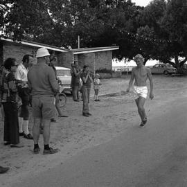 Competitor Glen O'Brien and spectators, footraces, Festival of Waters, Gympie Terrace, Noosaville, 2 September 1972